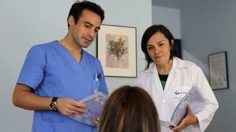 Nuno Taveira de Castro y Olalla de los Arcos charlando con una paciente del hospital