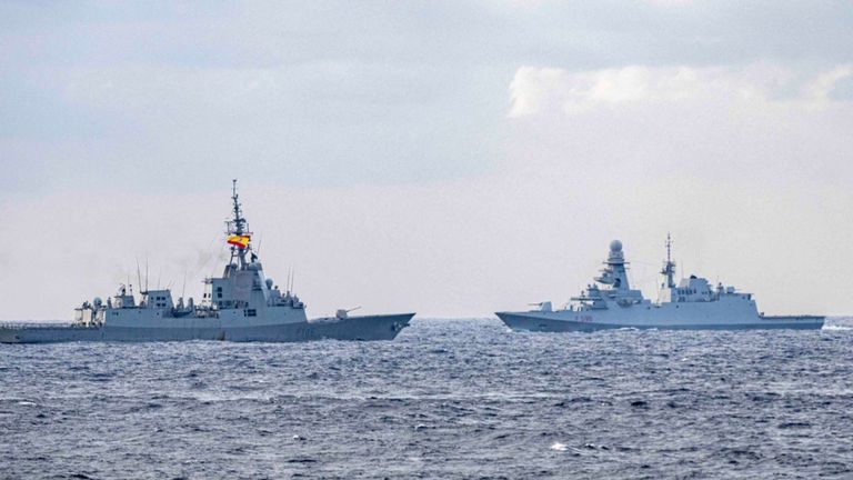 La fragata espa�ola Crist�bal Col�n llega a Chipre y es recibida por la expedici�n francesa