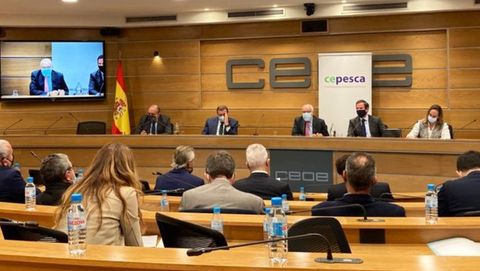 El ministro Planas, con la junta directiva de Cepesca, en la sede de la CEOE, en Madrid