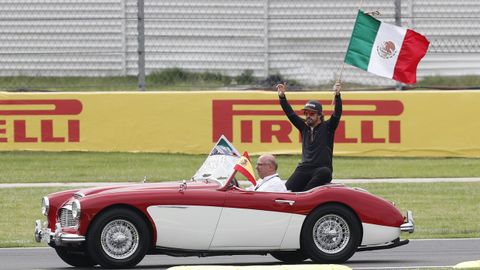 Fernando Alonso de McLaren agita una bandera de Mxico en el Gran Premio de Mxico de Formula Uno