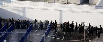 Inmigrantes subsaharianos permanecen en territorio marroqu�, en la frontera de Ceuta, tras ser interceptados por agentes de ese pa�s.