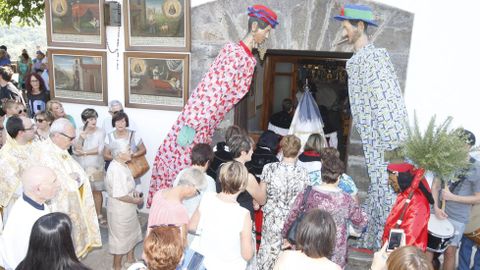 El Meco, con su caracterstico traje rojo, y las Pamprnigas al regreso a la iglesia de una procesin 