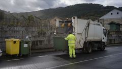 Un operario del servicio de recogida de basura de la Diputacin, en Castrelo de Mio.