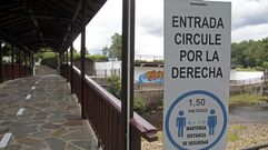 Pasillos de entrada y salida para mantener las distancias de seguridad en el club fluvial