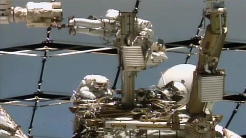 Sophie Adenot en la reparaci�n de la Estaci�n Espacial Internacional.