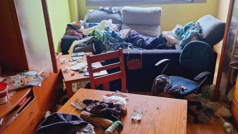 Basura acumulada en el edificio de Vipasa de Trema�es