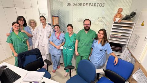 Personal de la unidad de partos del Hospital Provincial de Pontevedra. La nueva supervisora, la matrona Noelia Amor, es la segunda por la izquierda