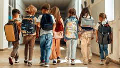 Imagen de archivo de un grupo de ni�os en el pasillo de un colegio
