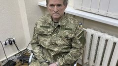 El diputado prorruso y aliado de Putin Viktor Medvedchuk, esposado y vestido con ropa militar con una insignia con la bandera ucraniana