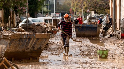 Voluntarios limpian las calles de Paiporta tras el paso de la dana