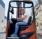 P�rez, la semana pasada en Frinsa, con su carretillo de trabajo.