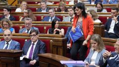 La alcaldesa de Ripoll y diputada autonmica, Slvia Orriols, pasa junto al presidente de Catalua, Salvador Illa, en el pleno del pasado 22 de julio en el Parlamento cataln.