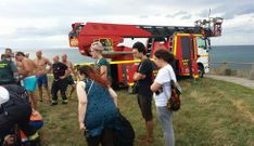 Momento en que los servicios de emergencia preparan al herido para evacuarlo en ambulancia al hospital.