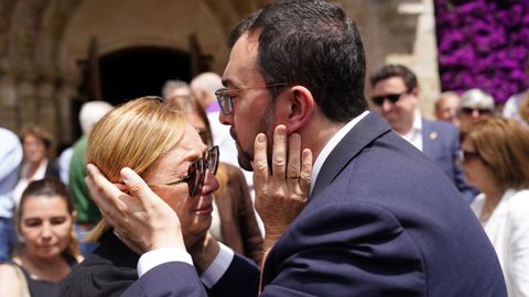 La viuda Luisa Lledías (i) se abraza al presidente del Principado, Adrián Barbón (d), durante el responso de su esposo