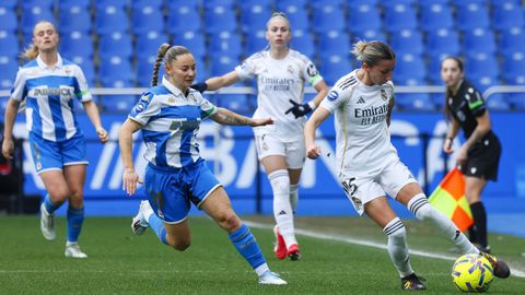 Ainhoa Mar&iacute;n intenta robar el bal&oacute;n durante el partido entre el D&eacute;por Abanca y el Real Madrid.