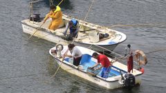 Mariscadores a flote en Pontedeume, en una imagen de archivo