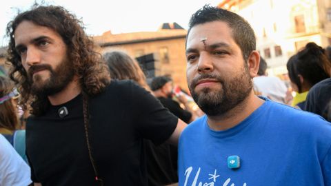 Los m�dicos de familia Rub�n Ros�n (d) y Jorge Fern�ndez (i), vinculados a AMA Asturies y al colectivo Fiestes Populares, que fueron agredidos el pasado jueves en la plaza de la Catedral de Oviedo, cerca de una de las casetas de Fiestes Populares en la que colaboraban durante San Mateo, durante la concentraci�n convocada por AMA Asturies este s�bado en la plaza de la Catedral en repulsa por dicha agresi�n