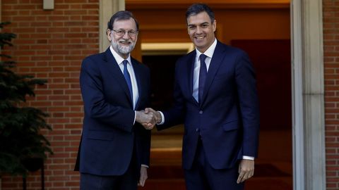Rajoy y S�nchez, reunidos en Moncloa para analizar la situaci�n en Catalu�a