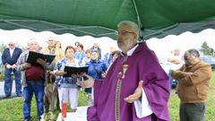 El p�rroco Luis Rodr�guez Pati�o, en una misa entre Mom�n y As Pontes