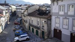 As� qued� el techo de la casa afectada por el incendio.