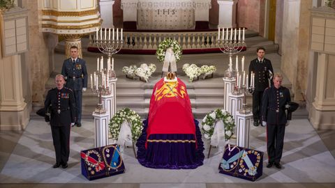 El f�retro del rey Harald, antes de su traslado
