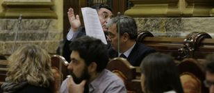 Los ediles Xiao Varela, centro, y Jos� Manuel Dapena y Jos� Manuel Garc�a, detr�s, en el pleno. 