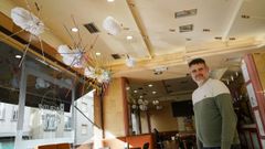 Jos&eacute; Manuel Labandeira, mostrando la decoraci&oacute;n de la Cafeter&iacute;a Roraima