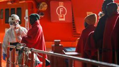 Migrantes rescatados esperan para desembarcar en un puerto de Gran Canaria