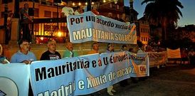 Centenares de personas escenificaron el mi�rcoles en Mar�n su rechazo al acuerdo pesquero.