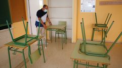 El director del IES Xunqueira II, Juan Carlos P�rez Mestre, coloca un pupitre en el espacio interior de un armario, que se desmont� para ganar la m�xima superficie al aula