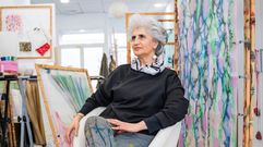 Mar�a Feijoo en su tienda-taller del barrio de Conxo, en Santiago.