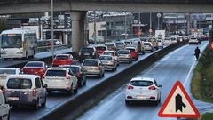 Atasco por el vuelco de una furgoneta en A Pasaxe