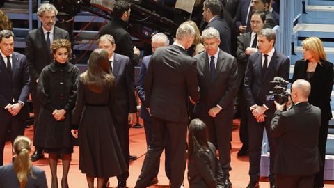 Los reyes saludan a las autoridades asistentes al funeral por las v�ctimas del accidente de Adamuz