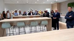 El alcalde de Monforte, Jos� Tom� (segundo por la derecha) visitando las instalaciones de la cafeter�a del complejo deportivo de A Pinguela