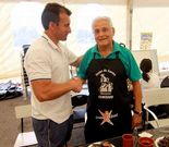 Jes�s Alonso no dud� en ponerse el mandil de las fiestas.