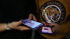 Imagen de archivo de adolescentes usando el tel�fono m�vil