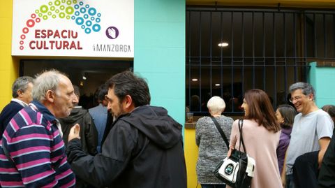 P�blico congregado en el exterior de La Manzorga, donde ha intervenido Joan Tard�.P�blico congregado en el exterior de La Manzorga, donde ha intervenido Joan Tard�