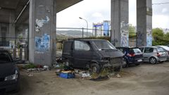 Vertedero incontrolado en Mollavao, bajo el puente de la AP-9