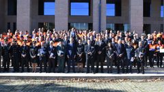 Los galardonados posaron al final del acto ante las instalaciones de la Academia Galega de Seguridade