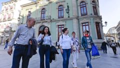 Voluntarios de la oeneg lucense Escuela Shantidi, en la Praza Maior