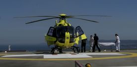 El simulacro del traslado en helic�ptero de un paciente lesionado medular puso a prueba el helipuerto situado en la cubierta. 