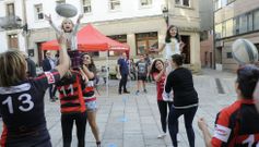 Los ni�os se familiarizaron con el rugbi de la mano de los integrantes de los Abell�n