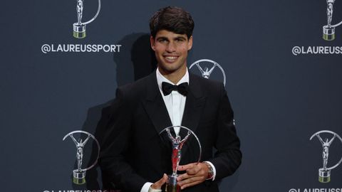 Carlos Alcaraz posa con el premio Laureus a deportista del a�o.