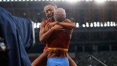 La venezolana Yulimar Rojas celebra lo logrado con Ana Peleteiro tras batir el rcord del mundo