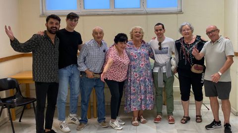 Mario Villar (a la izquierda), junto con algunas de las personas que acuden a los talleres de risoterapia que imparte en Oviedo