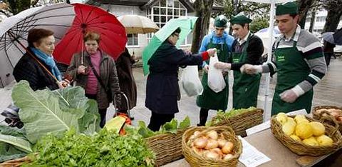 Los estudiantes estar�n cada jueves en el mercado y ese d�a tambi�n repartir�n los productos que les compren por Internet.