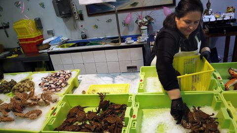 Venta de mariscos y pescados en Boiro.