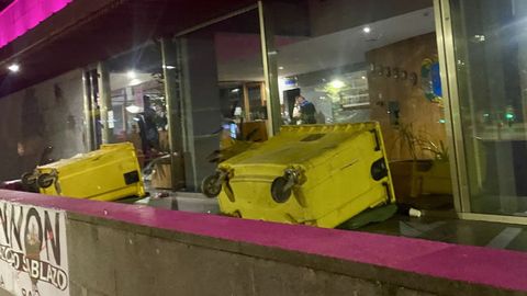Dos contenedores tirados ante las puertas del Ayuntamiento