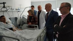De izquierda a derecha: Byron �lvarez, el joven deportista herido; la ministra de Sanidad, Luisa Carcedo; el gerente del �rea sanitaria IV, Luis Hevia; el director general de Sanidad Faustino Blanco, y el consejero de Sanidad, Francisco del Busto.