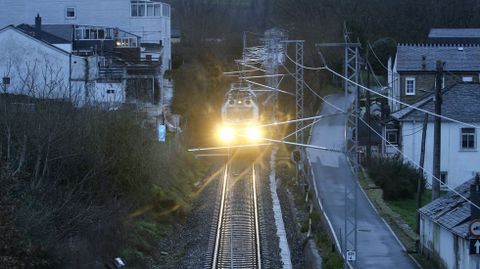 La nueva infraestructura el�ctrica, en el tramo de v�a pr�ximo al puente de A Chanca, en Lugo